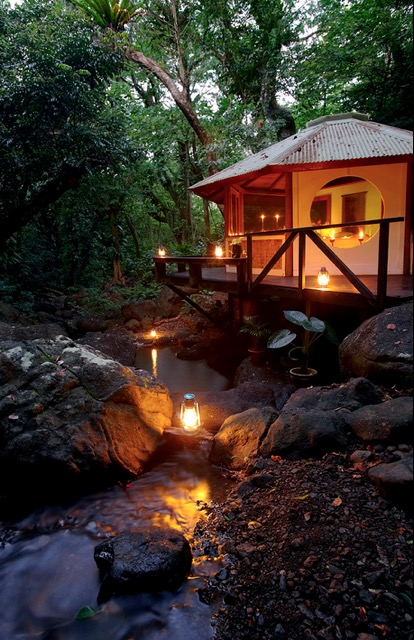 O spa no meio da selva, ao lado de uma cachoeira: dá uma paz...