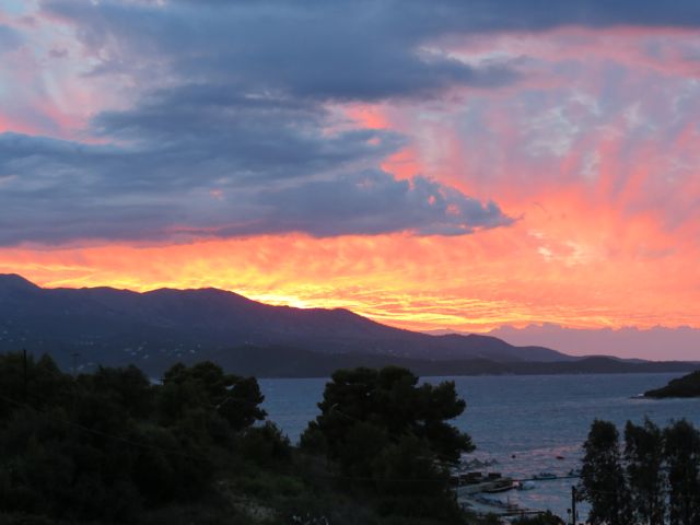 Outro tom de fim de tarde, com vista para a ilha grega de Corfu