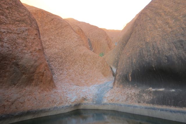 E finalmente o depósito natural de água de XXXX, com Uluru em seu tom mais apagado, no fim da tarde