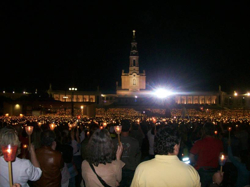 Procissão das velas dia 12 de maio no Santuário de <a href="https://viajeaqui.abril.com.br/cidades/portugal-fatima" rel="Fátima" target="_self">Fátima</a>, <a href="https://viajeaqui.abril.com.br/paises/portugal" rel="Portugal" target="_self">Portugal</a>