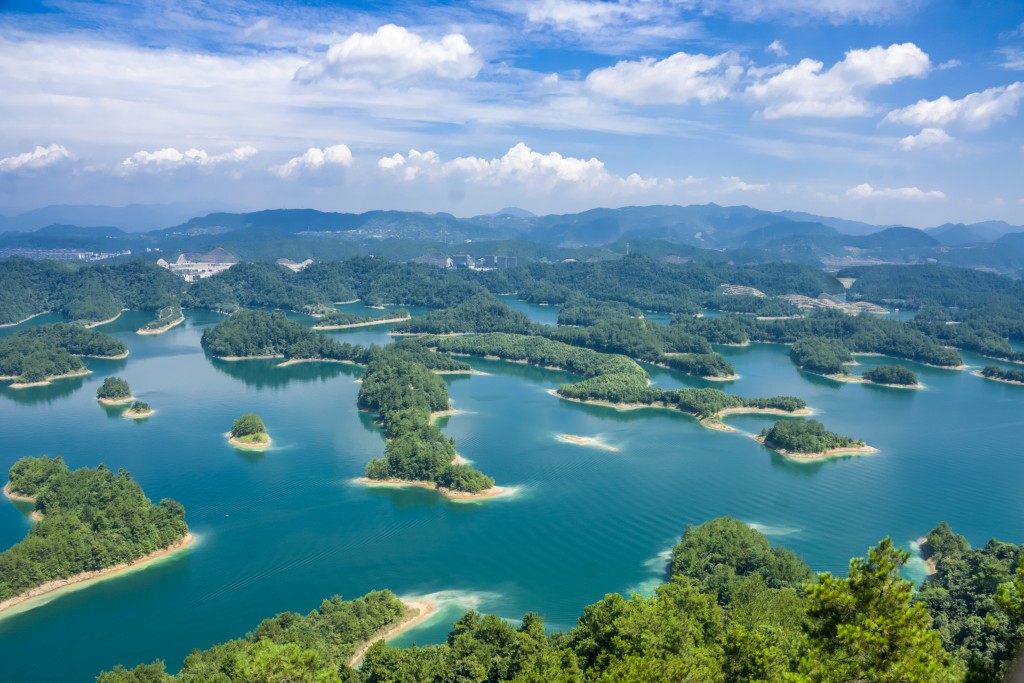 O Lago Qiandao também é chamado de "lago das mil ilhas" e fica na província de Zhejiang (foto: iStock/caojianxiong)