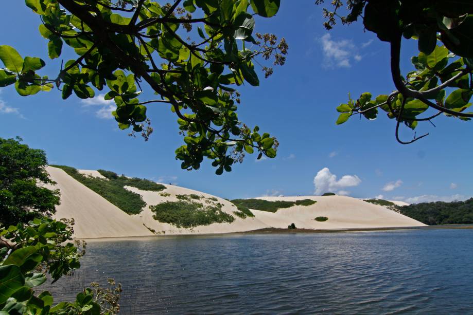 Na lagoa de Genipabu, os turistas aproveitam a parada dos bugueiros para se refrescarem