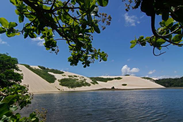 Na lagoa de Genipabu, os turistas aproveitam a parada dos bugueiros para se refrescarem Na lagoa de Genipabu, os turistas aproveitam a parada dos bugueiros para se refrescarem