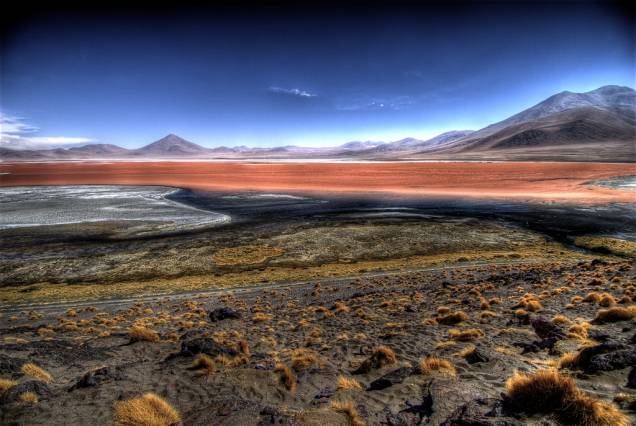 A Laguna Colorada, no altiplano boliviano, é uma das grandes atrações entre a região de San Pedro de Atacama e o Salar de Uyuni