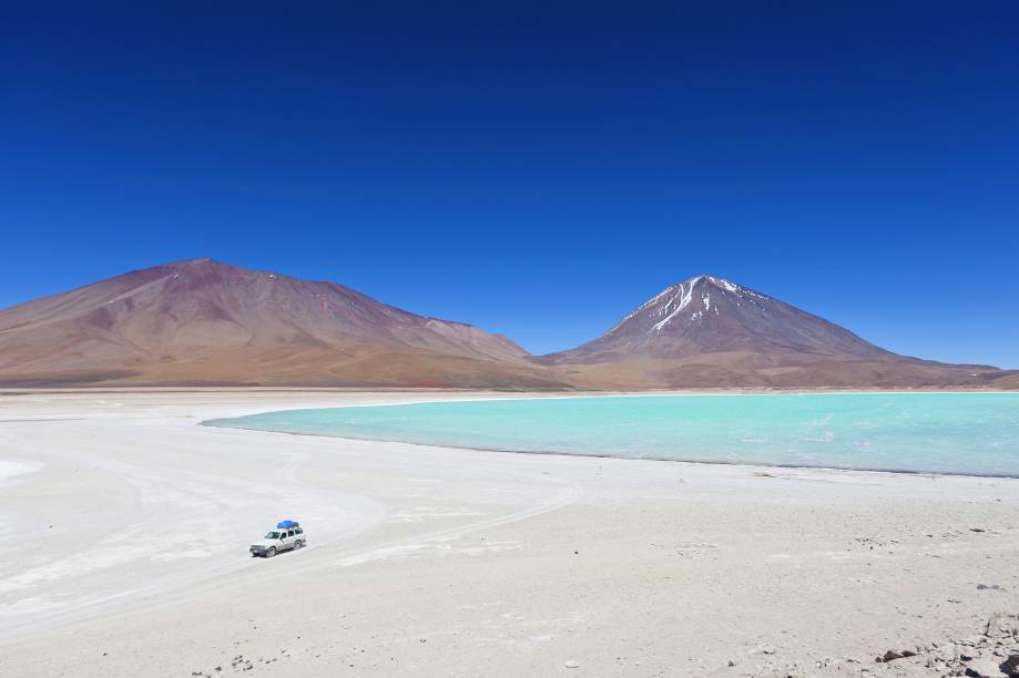Laguna Verde, no Salar do Uyuni, na Bolívia, quase fronteira com o Chile, com o vulcão Licancabur ao fundo