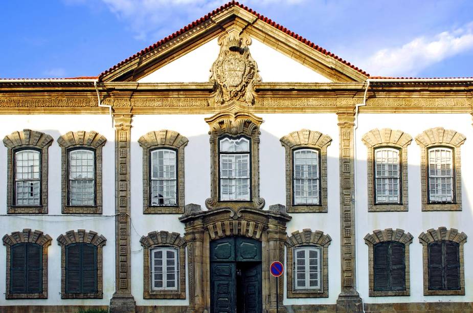 Típica construção do centro de Lamego, com janelas envoltas em pedras