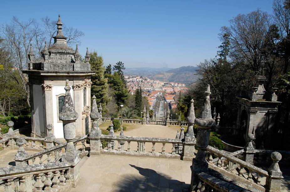 Da porta do Santuário de Nossa Senhora dos Remédios, o visitante tem uma visão panorâmica da cidade