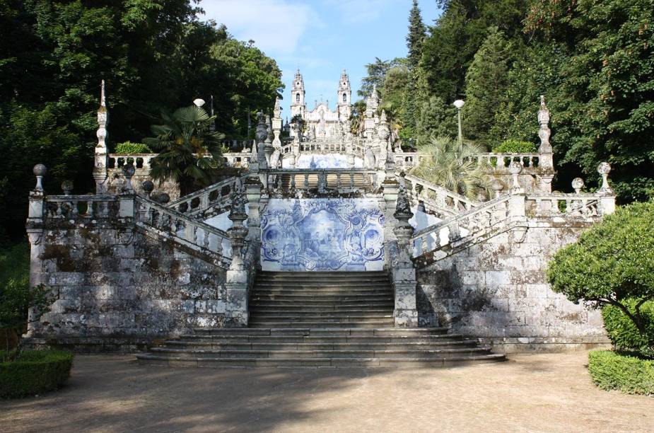 Vista do Santuário, da metade do caminho - uma das escadarias é enfeitada com tradicionais azulejos portugueses