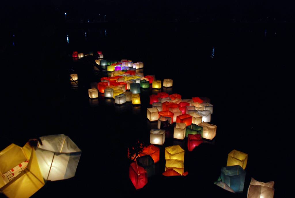 Lanternas tradicionais japonesas, no evento Luzes da Paz - Tooro Nagashi