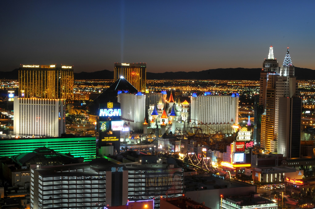 Encravada no meio do deserto de Nevada, Las Vegas fisga o visitante pelas inúmeras opções de entretenimento Encravada no meio do deserto de Nevada, Las Vegas fisga o visitante pelas inúmeras opções de entretenimento