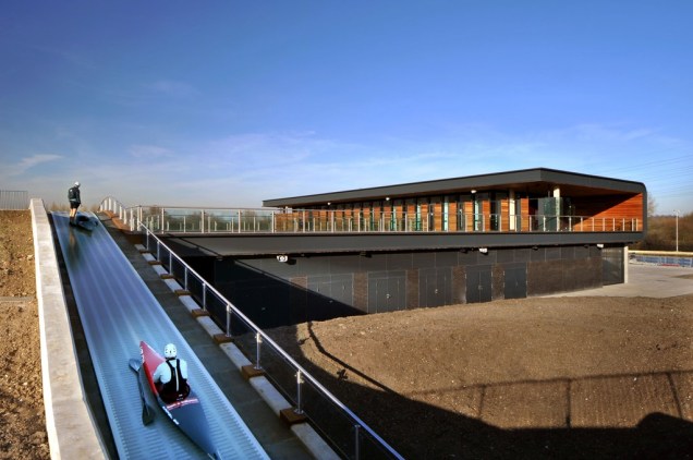 Lee Valley White Water Center em Hertfordshire, Inglaterra, onde ocorreram competições de canoagem das Olimpíadas 2012
