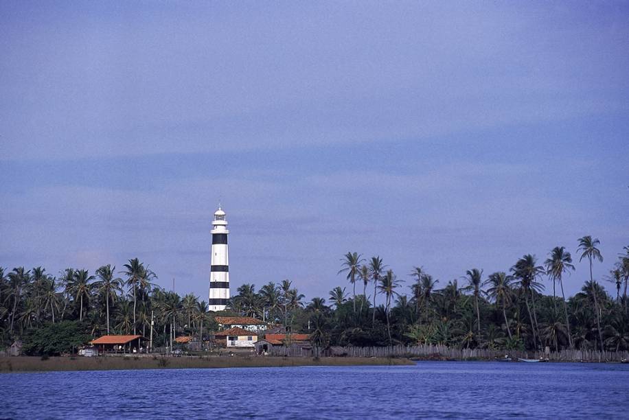 Do alto do Farol Preguiças, a 35m de altura, a vista de 360º alcança os povoados de Mandacaru, <a href="http://viajeaqui.abril.com.br/cidades/br-ma-cabure" rel="Caburé" target="_blank">Caburé</a> e <a href="http://viajeaqui.abril.com.br/cidades/br-ma-atins" rel="Atins" target="_blank">Atins</a>, o encontro do Rio Preguiças com o mar e parte dos <a href="http://viajeaqui.abril.com.br/cidades/br-ma-lencois-maranhenses" rel="Lençóis Maranhenses" target="_blank">Lençóis Maranhenses</a>
