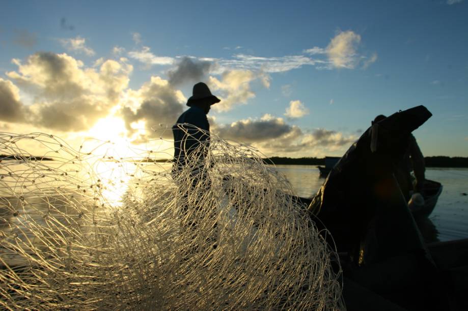 Pescador no <a href="http://viajeaqui.abril.com.br/estabelecimentos/br-ma-barreirinhas-atracao-parque-nacional-dos-lencois-maranhenses" rel="Parque Nacional dos Lençóis Maranhenses" target="_blank">Parque Nacional dos Lençóis Maranhenses</a>