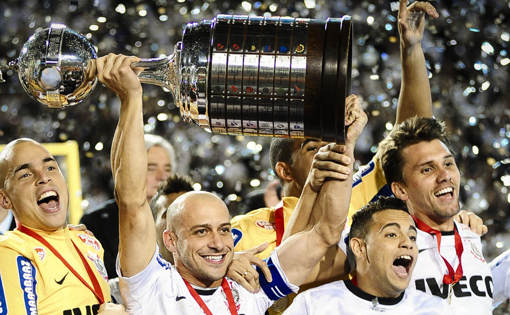 Alessandro, capitão do Corinthians, ergue o troféu da Copa Libertadores 2012