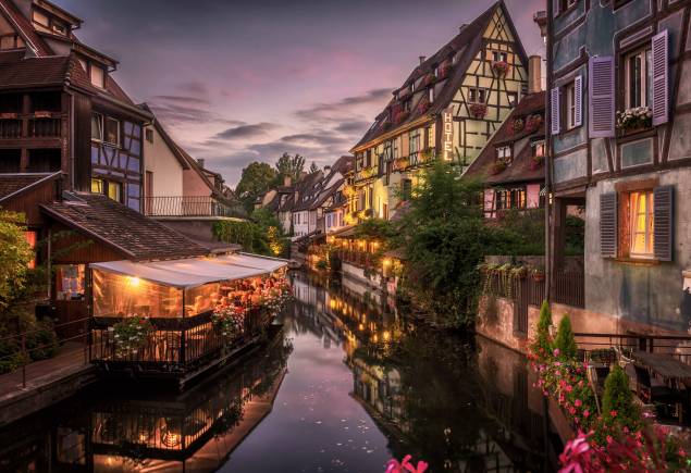 Passeios de barco estão entre os programas preferidos de casais que visitam Colmar e, consequentemente, passam pelo bairro de Petite Venise Passeios de barco estão entre os programas preferidos de casais que visitam Colmar e, consequentemente, passam pelo bairro de Petite Venise