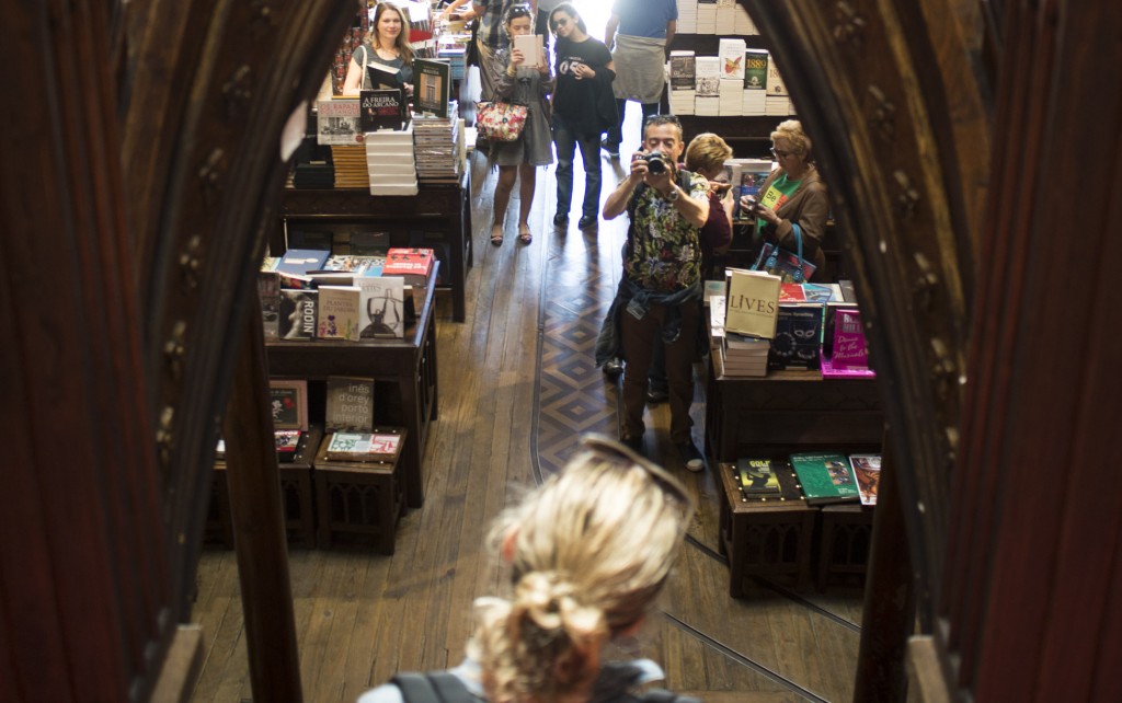 Pausa para foto obrigatória entre os livros da Lello