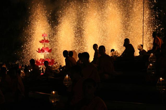 O Loi kratongs é o famoso festival das lanternas de Chiang Mai O Loi kratongs é o famoso festival das lanternas de Chiang Mai