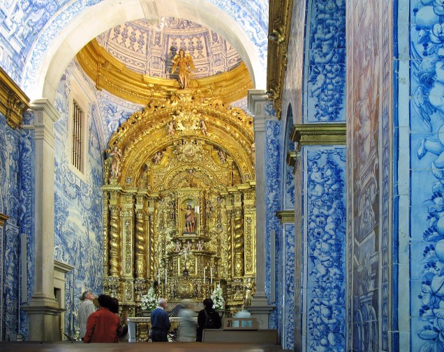 Coberta de azulejos, a Igreja de São Lourenço é a principal atração de Almancil, vila localizada a 10 quilômetros de Faro