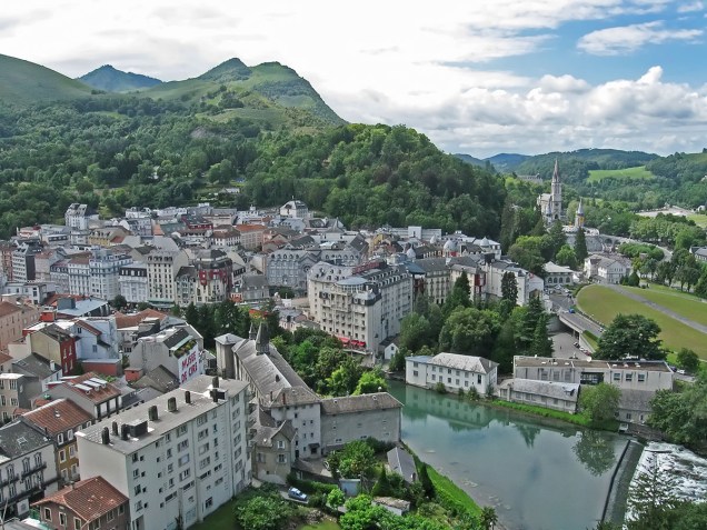 A cidade de Lourdes, onde está o santuário católico mais importante da França, é cortada pelo rio Gave