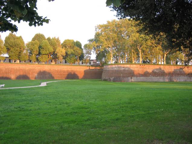 Lucca ainda hoje é cercada por muralhas medievais Lucca ainda hoje é cercada por muralhas medievais