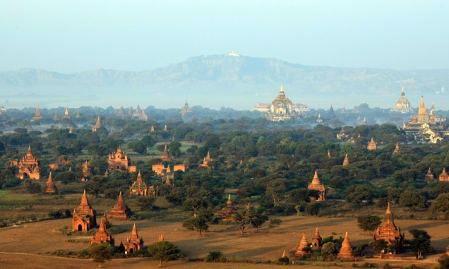 Os templos de <a href="https://viajeaqui.abril.com.br/cidades/mianmar-bagan" rel="Bagan" target="_blank">Bagan</a>, em <a href="https://viajeaqui.abril.com.br/paises/mianmar" rel="Mianmar" target="_blank">Mianmar</a>, estão em uma área de 67 quilômetros quadrados, ao longo do rio Ayeyarwady