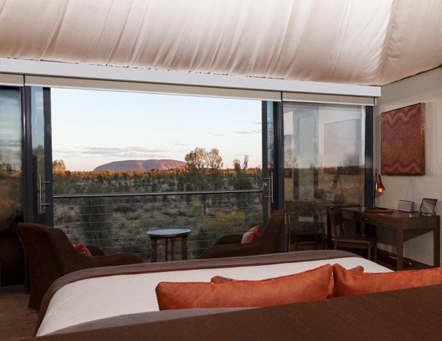 A vista para Uluru do alto de uma cama king-size