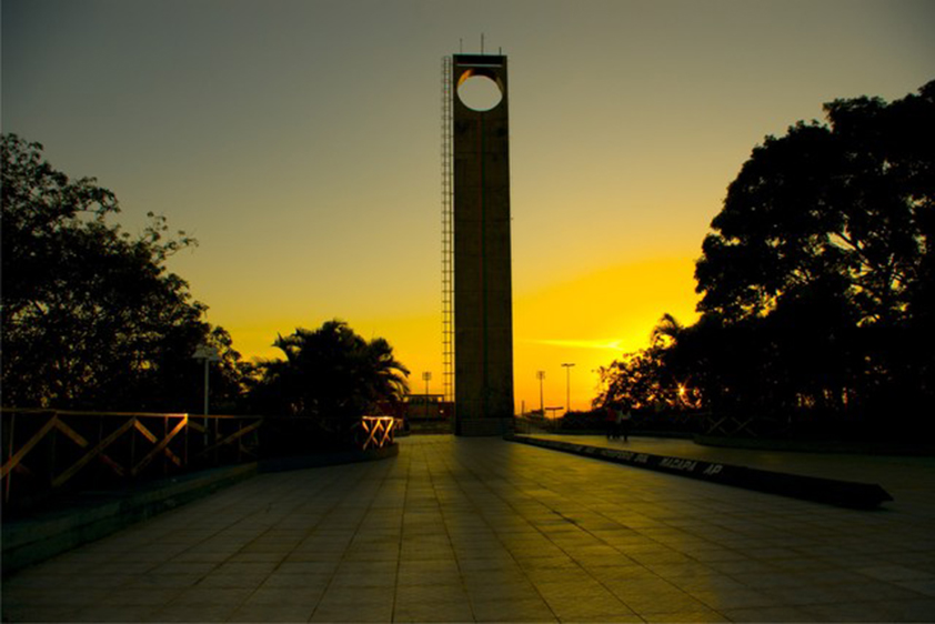 Cortada pela linha do Equador, na margem esquerda do Amazonas, <a href="https://viajeaqui.abril.com.br/cidades/br-ap-macapa" rel="Macapá" target="_blank">Macapá</a>, <a href="https://viajeaqui.abril.com.br/estados/br-amapa" rel="Amapá" target="_blank">Amapá</a>, é a cidade mais próxima da foz do rio. O <a href="https://viajeaqui.abril.com.br/estabelecimentos/br-ap-macapa-atracao-marco-zero" rel="Marco Zero" target="_blank">Marco Zero</a> divide os hemisférios Norte e Sul