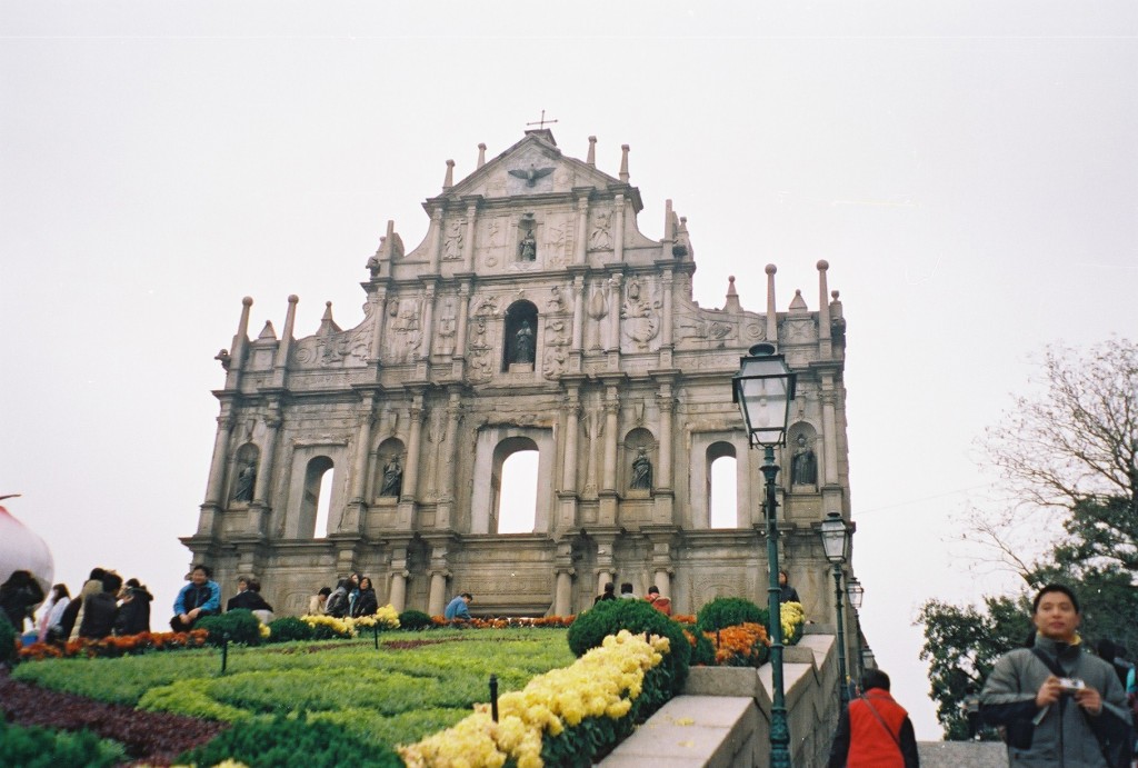 (Ruínas da Igreja de São Paulo, construída entre 1602 e 1640, e destruída num incêndio em 1835, em Macau. Foto: Alessandra Corrêa). 