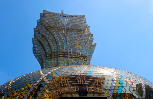 Com sua arquitetura inusitada, o casino Gran Lisboa é um dos ícones da cidade.