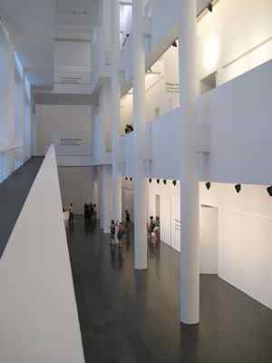 O MACBA, museu de arte contemporânea: só a arquitetura, vale a visita