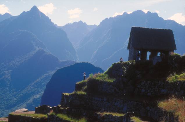 Do alto da Casa do Vigia, em Machu Picchu, turistas observam entorno do Vale do Rio Urubamba Do alto da Casa do Vigia, em Machu Picchu, turistas observam entorno do Vale do Rio Urubamba