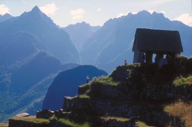Do alto da Casa do Vigia, em Machu Picchu, turistas observam entorno do Vale do Rio Urubamba