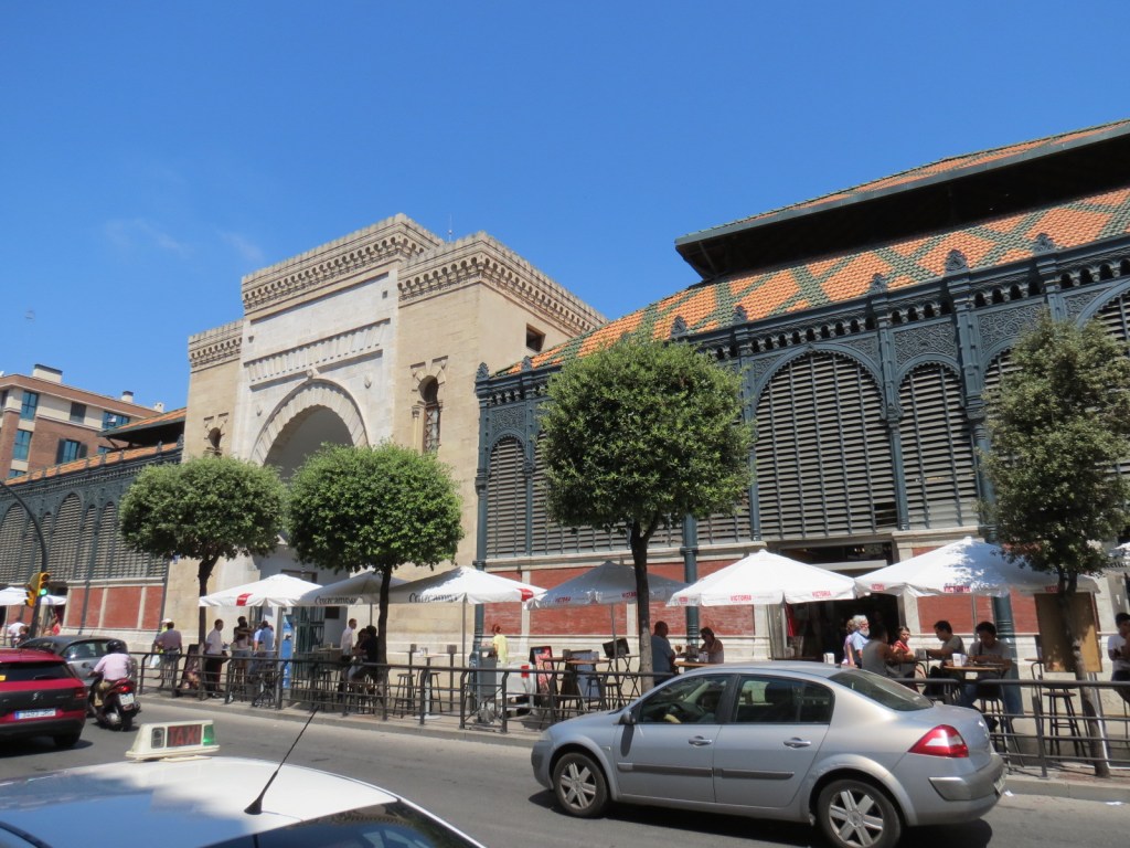 A fachada do mercado, com uma porta árabe remanescente de um antigo estaleiro 