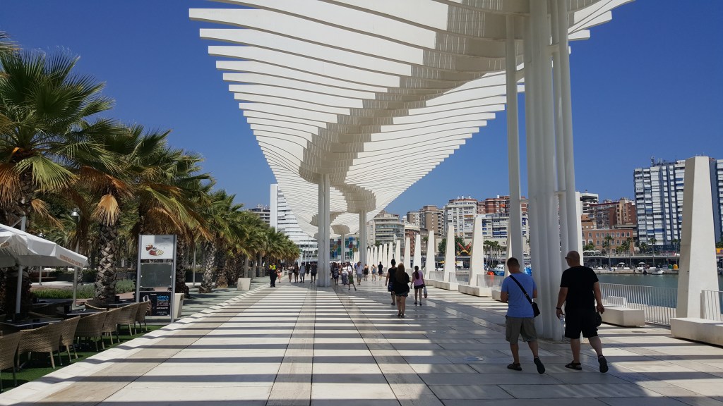 Com esse mega calçadão agradável, Málaga se abriu de vez ao mar