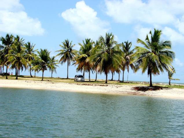 Cercado de dunas e coqueiros, o pequeno vilarejo de Mangue Seco entre a Bahia e Sergipe ficou famoso ao servir de cenário para a novela "Tieta"