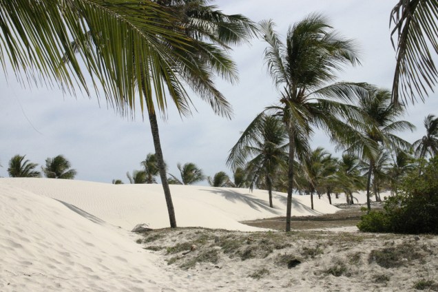 Para chegar à praia, a partir da vila, é preciso atravessar as dunas, a pé ou de bugue Para chegar à praia, a partir da vila, é preciso atravessar as dunas, a pé ou de bugue