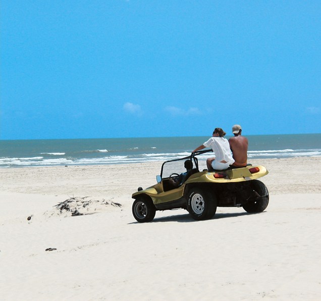 Por causa da pequena infraestrutura, Mangue Seco é muito procurada para passeios de um dia a partir de Aracaju, Costa do Sauipe ou Praia do Forte