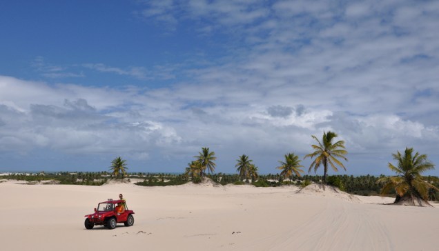 Há dois tipos de passeio de bugue, o mais rápido é o caminho entre a vila e a Praia de Mangue Seco, atravessando vales e dunas