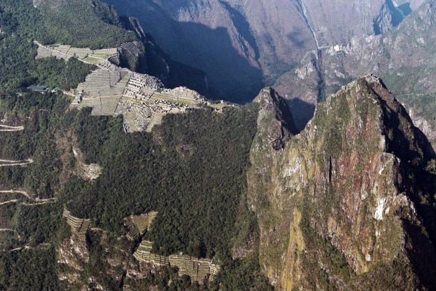 Vista aérea de Machu Picchu (montanha velha, em quéchua), com Huayna Picchu (montanha jovem) em primeiro plano