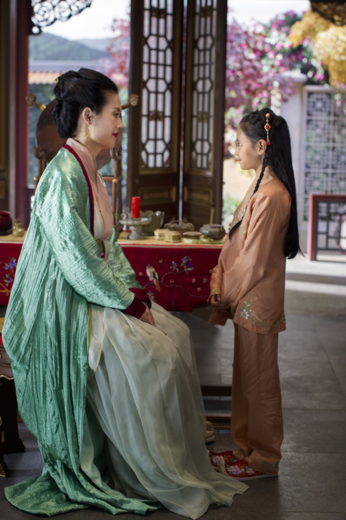 A concubina Mei Ling (interpretada pela canadense Olivia Cheng): na série, ela luta kung fu totalmente nua contra três soldados