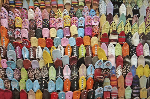 No mercado da cidade, vendedores expõem centenas de pares de sapatos típicos
