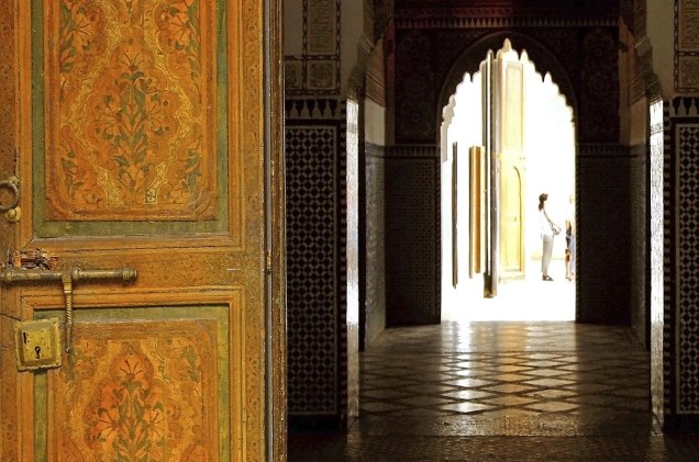 Entrada de uma construção típica do Marrocos: portas grossas e pesadas dão acesso a pátios iluminados