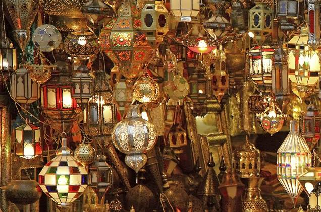 Lâmpadas tipicamente árabes são expostas no mercado da cidade e fazem a alegria de turistas
