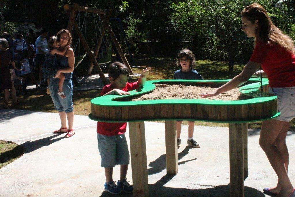 A mesa de areia estimula a sensorialidade / Foto: Divulgação