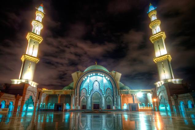 A Mesquita Wilayah Persekutuan, também conhecida como Mesquita dos Territórios Federais, foi construída entre 1998 e 2000 e pode acomodar até 17.000 pessoas.