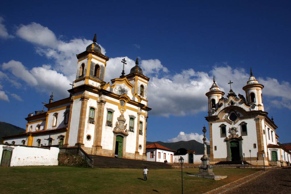 Igrejas de São Francisco de Assis (à esquerda), de Nossa Senhora do Carmo, e o Pelourinho da Praça Minas Gerais, em Mariana, Minas Gerais