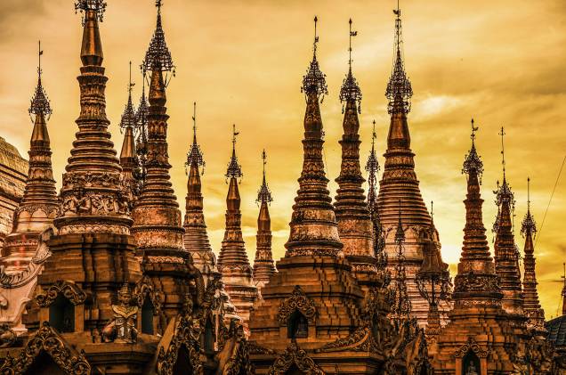 O dourado do Shwedagon Paya fica ainda mais reluzente ao pôr do sol O dourado do Shwedagon Paya fica ainda mais reluzente ao pôr do sol