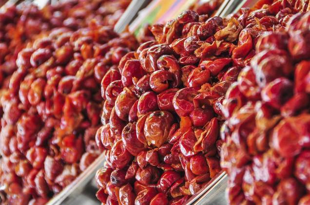 Jujubas em conserva no mercado de rua de Yangon Jujubas em conserva no mercado de rua de Yangon