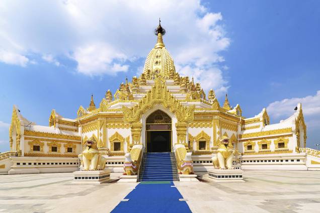Templo Swe Taw Myat, em Yangon, fica no alto de uma colina e faz parte das construções budistas da cidade Templo Swe Taw Myat, em Yangon, fica no alto de uma colina e faz parte das construções budistas da cidade