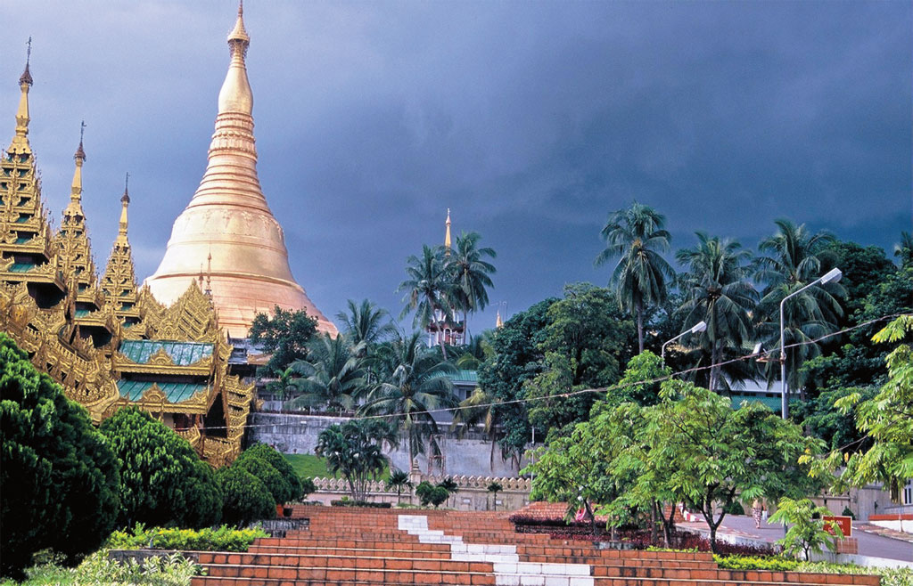O templo de Shwedagon, em Yangon, cinco anos atrás